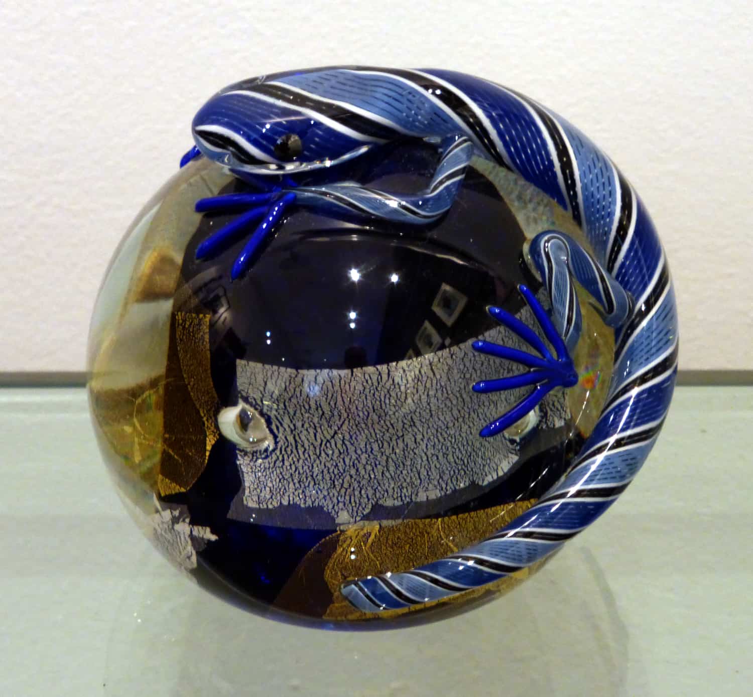 Glass paperweight with blue-toed lizard Michael Hunter - Twists Glass Studio