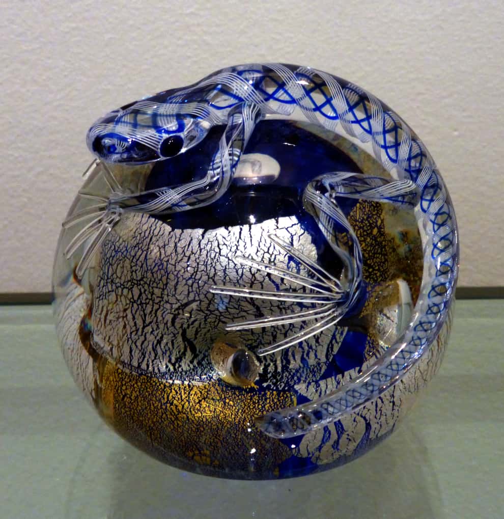 Glass paperweight with crossed pattern lizard Michael Hunter - Twists Glass Studio